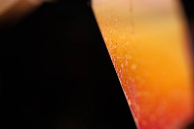 Siyah zemin üzerinde parlak çok renkli sıvı yüzey, parazit deseni, renkli bir çizgi