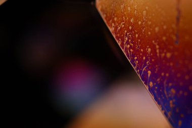 Siyah zemin üzerinde parlak çok renkli sıvı yüzey, parazit deseni, renkli bir çizgi