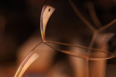 Yeşil sıvı cam yapı, koyu makro özet, bilimsel arkaplan