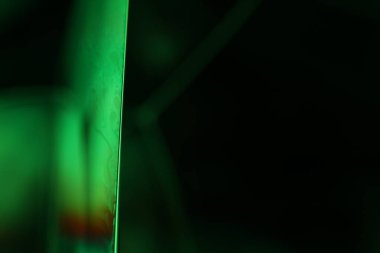 Yeşil sıvı hücreler, koyu makro soyutlama, parlak su formları, bilimsel arka plan, doğal olaylar. 