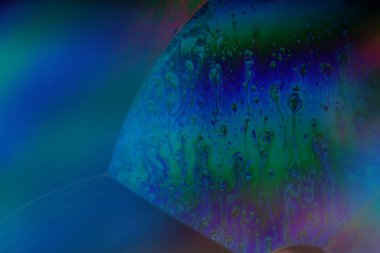 Çok renkli sıvı yüzey, parlak kimya, fiziksel arka plan, su kabarcıkları, mürekkep ve su