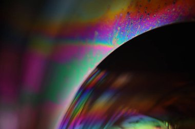 Siyah arkaplanda çok renkli sıvı yüzey, parazit deseni, makro soyutlama 