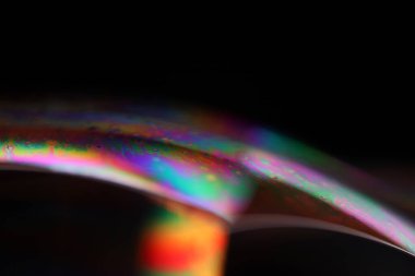 Siyah arkaplanda çok renkli sıvı yüzey, parazit deseni, makro soyutlama 