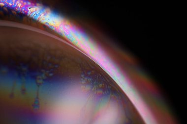 Siyah arkaplanda çok renkli sıvı yüzey, parazit deseni, makro soyutlama 