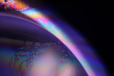 Siyah arkaplanda çok renkli sıvı yüzey, parazit deseni, makro soyutlama 