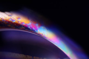 Siyah arkaplanda çok renkli sıvı yüzey, parazit deseni, makro soyutlama 