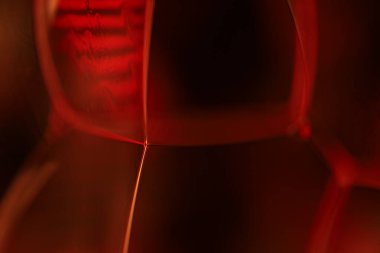 Makrodaki sıvının kırmızı yansımaları, kırmızı sıvı yüzey, makrodaki kabarcıklar, makrodaki kabarcıkların bağlantısı, sıvıdan hücre, korku arka planı, parlak yüzey panelleri