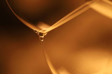 Sarı sıvı yüzey, olağanüstü yapı, koyu arkaplanda yeşil yağlar, renkli soyut, sürrealist sanat, ışık çizgisi