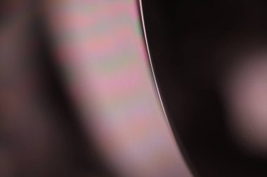 Gri parlak sıvı, koyu minimalist zemin, erimiş alüminyum yüzey, sıvı cam efektler.