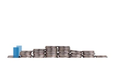 Çubuk grafikleri artırılıyor ve çizgi okları artıyor. Grafikler ve para yığınları içeren iş konsepti.