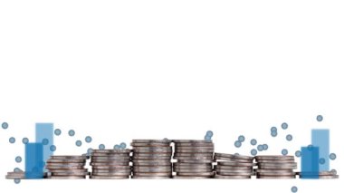 Farklı yüksekliklerdeki bozuk paraların üzerinde duran çeşitli minyatür insanlar. Gelir eşitsizliği üzerine çubuk grafik ve iş konsepti.