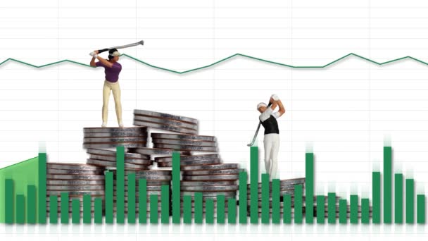 成功した投資分析の概念 硬貨とミニチュアゴルファーとグラフの山 — ストック動画