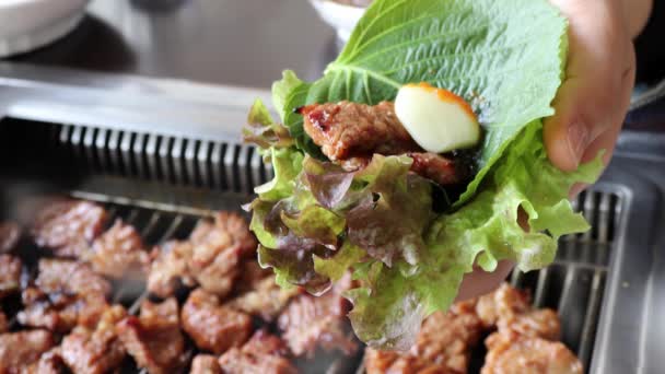 야채를 곁들인 돼지고기 갈비를 먹는다 한국에서 인기있는 돼지고기 — 비디오