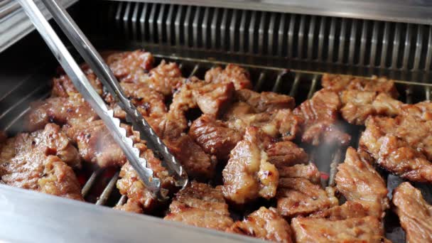 烤猪排用酱油腌制 Bulgogi 韩国最受欢迎的猪肉菜肴 — 图库视频影像