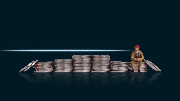 一个矮小的男人坐在一堆硬币和一个心跳图形 经济危机管理的概念 — 图库视频影像