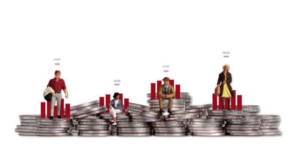 ミニチュアの人々とコインや棒グラフの山 収入の個人差の概念 — ストック動画
