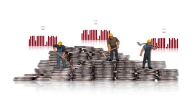 Üç minyatür adam bozuk para yığınının üzerinde ve bir grafikle duruyor. İş gücü ve gelir farkı kavramları.
