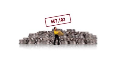 Minyatür teslimatçı ve bozuk para yığını. Rekabet hakkındaki kavramlar ve zengin ve fakir arasındaki uçurum.