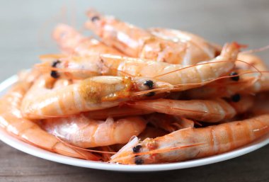 Taze pişmiş karidesin yakın plan görüntüsü. Kore yemekleri arasında alkolle iyi giden haşlanmış karides yemeği.. 