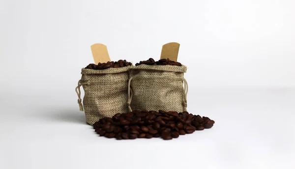 咖啡豆放在白色背景的背包里 咖啡豆的特写图像 — 图库照片