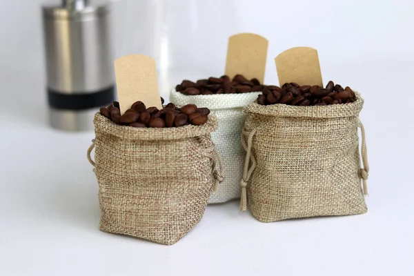 Kaffeebohnen Plastiktüten Mit Leeren Etiketten Auf Weißem Hintergrund Nahaufnahme Mit — Stockfoto
