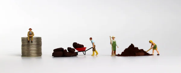 Miniatuur Mensen Werken Met Munten Koffie Beeldgebruik Voor Bedrijfsconcept — Stockfoto