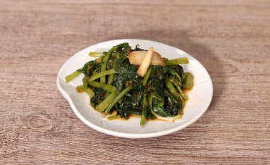 Geleneksel Kore mezeleri. Tabakta taze turp turpu.. 