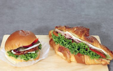Hamburger ve sandviçin yakın plan görüntüleri. Sebzeli ekmek ve jambon..