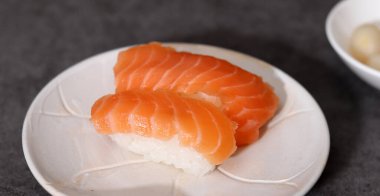 Sağlıklı ve taze suşinin yakın plan görüntüleri. Tabaktaki somon suşisinin yakın plan görüntüsü.