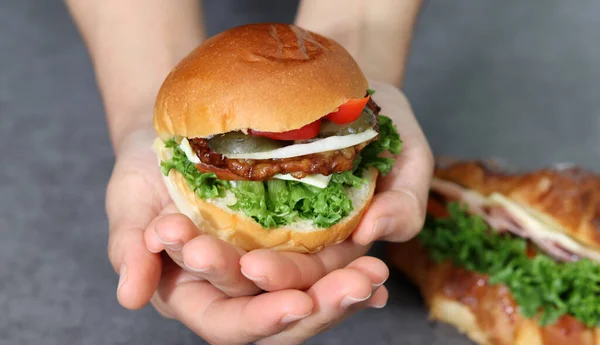 Image Rapprochée Une Main Tenant Hamburger Pain Aux Légumes Galettes — Photo