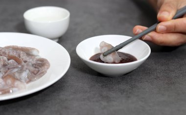 Taze ahtapot sashimi ye. Alkolle iyi giden deniz ürünleri yemeği..