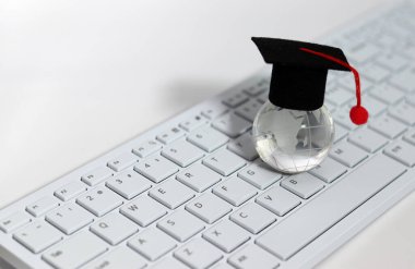 Klavyede akademik şapkası olan bir dünya. Eğitimsel Çeşitlendirme Kavramı.