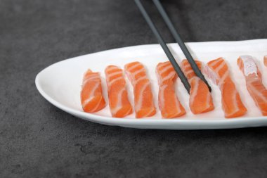 Beyaz tabakta somon balığı. Taze balık tabağı..