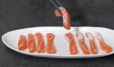 Beyaz tabakta somon balığı. Taze balık tabağı..