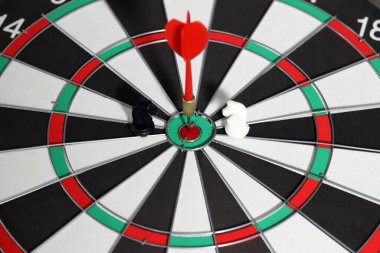 Kırmızı oklar tahtanın ortasına sıkışmış ve satranç atları karşı karşıya. İş yarışması konsepti ya da iş oyunu konsepti olarak kullanılır..