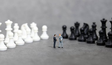 Dünya 'nın arka planında duran iş adamları. Küresel iş kavramı.