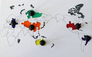 Dünya 'nın arka planında duran iş adamları. Küresel iş kavramı.