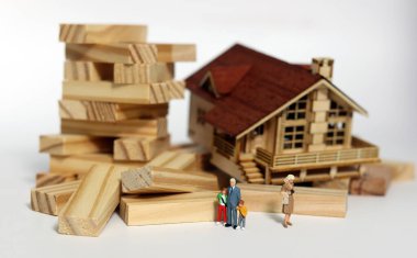 Boşanma ve çocuk velayeti, aile meseleleri, ebeveyn ve çocuk resimleri. Çökmüş bloklar, çocuklar, çiftler arasında minyatür evler. Aile ilişkileri kavramı. Evlilik bağlılık meselesi..