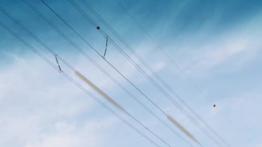 Elektrik dağıtımı ve iletim hatları elektrik santrallerinden istikrarlı elektrik arzını sağlayan güç altyapısıdır..