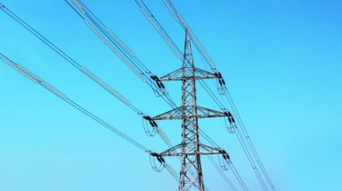 Elektrik dağıtımı ve iletim hatları elektrik santrallerinden istikrarlı elektrik arzını sağlayan güç altyapısıdır..