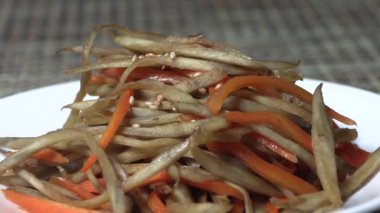 Burdock ve havuç yemeği soya sosunda ya da diğer baharatlarda kaynatılmış. Kore ev yapımı sebze yemekleri..