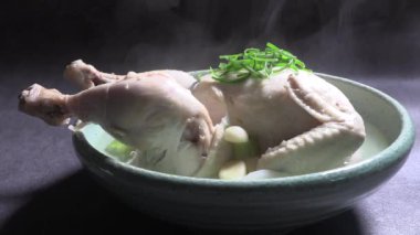 Samgyetang Kore usulü tavuk çorbası. Samgyetang, Kore 'nin en sevilen sağlıklı yiyeceğidir.. 