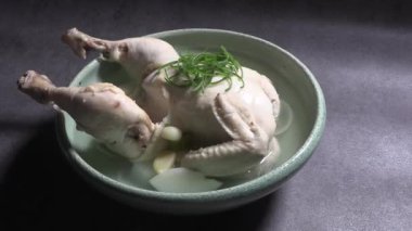 Samgyetang besleyici bir yemektir. Samgyetang, Kore 'nin en sevilen sağlıklı yiyeceğidir.. 