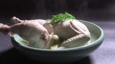 Samgyetang besleyici bir yemektir. Samgyetang, Kore 'nin en sevilen sağlıklı yiyeceğidir.. 