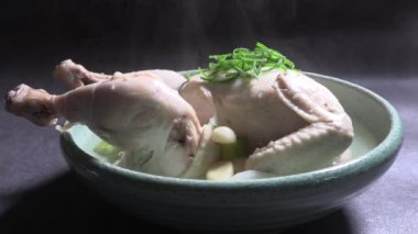 Samgyetang besleyici bir yemektir. Sarımsaklı Kore tavuk çorbası.. 