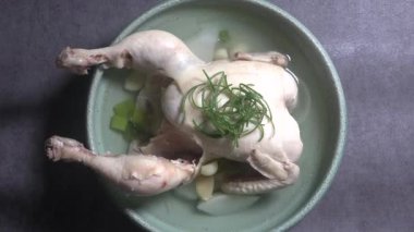 Samgyetang besleyici bir yemektir. Sarımsaklı Kore tavuk çorbası.. 