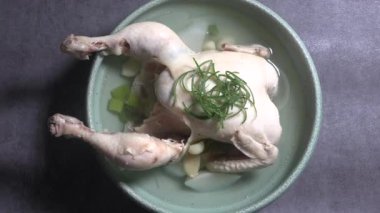Samgyetang besleyici bir yemektir. Samgyetang, Kore 'nin en sevilen sağlıklı yiyeceğidir.. 