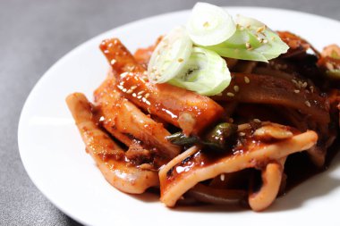 Kore usulü kızarmış baharatlı kalamar. Baharatlı kalamar kızartması..