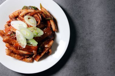 Kore usulü kızarmış baharatlı kalamar. Baharatlı kalamar kızartması..