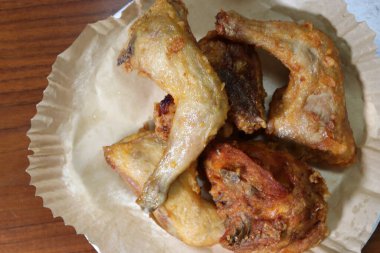 Kore usulü kızarmış tavuk. Kızarmış tavuk, bira için popüler..